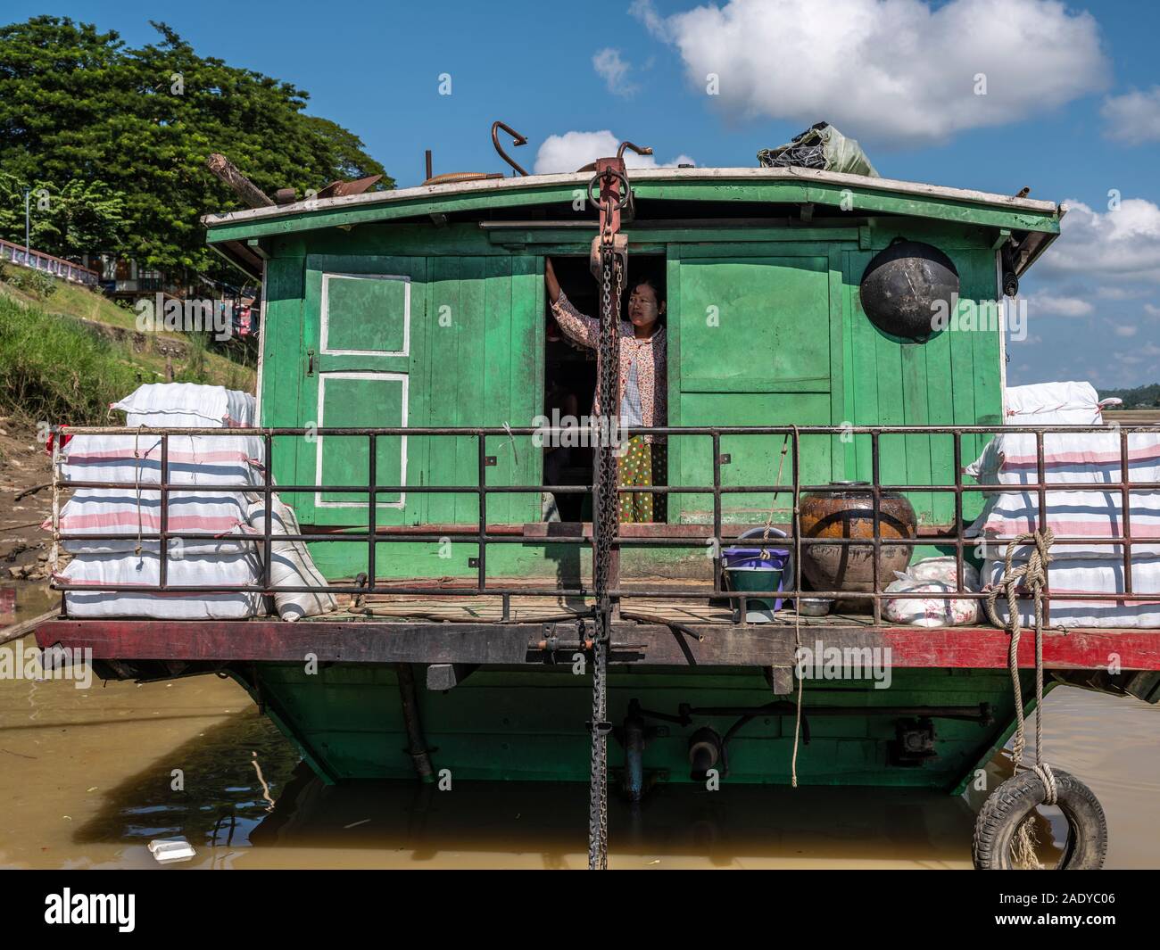 Un fiume birmano barca sul fiume Chindwin serve come un mercato galleggiante per le merci in vendita come le vele di imbarcazioni in su e in giù il fiume in Myanmar (Birmania) Foto Stock