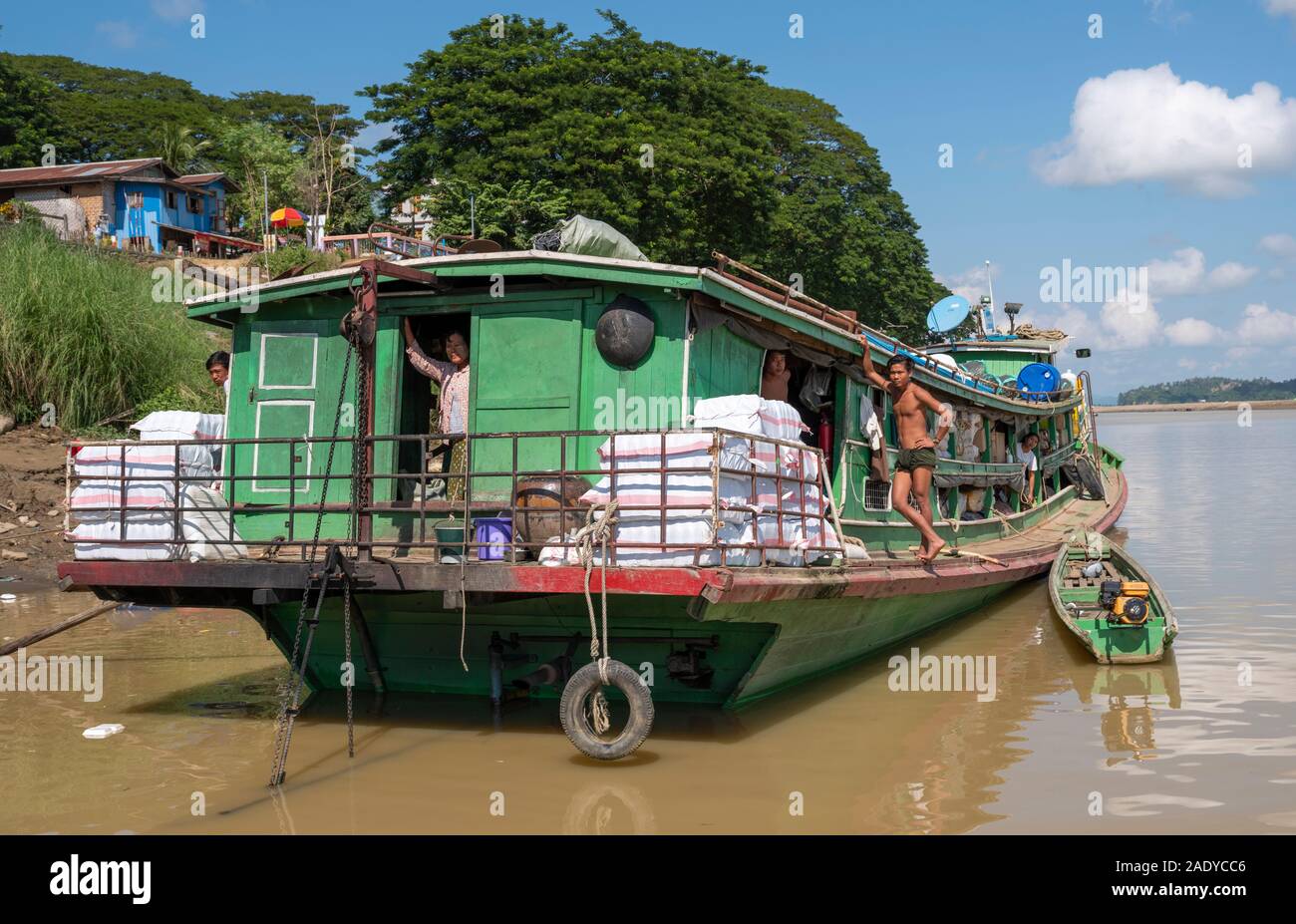 Un fiume birmano barca sul fiume Chindwin serve come un mercato galleggiante per le merci in vendita come le vele di imbarcazioni in su e in giù il fiume in Myanmar (Birmania) Foto Stock