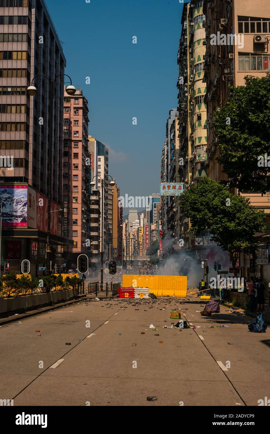 HongKong - 18 Novembre , 2019: gas lacrimogeni sparati a manifestanti dietro street barricate sulla Nathan Road durante il 2019 proteste in Hongkong Foto Stock