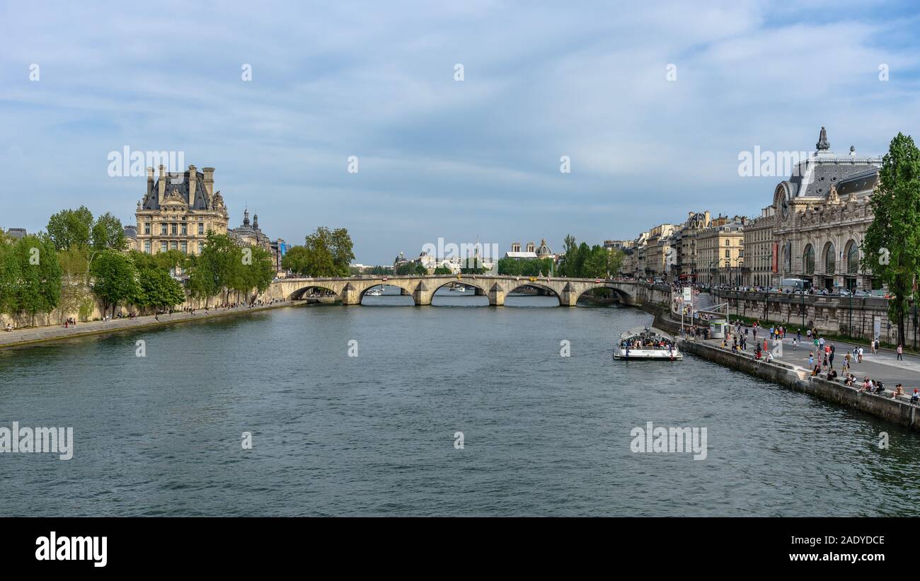 Il Pont Royal spanning Senna con il Louvre sulla riva destra e il Musee d'Orsay sulla riva sinistra Foto Stock