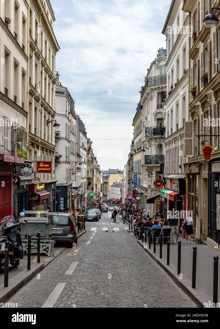 Una strada ricca di bar e caffetterie in Montmartre, Parigi Foto Stock