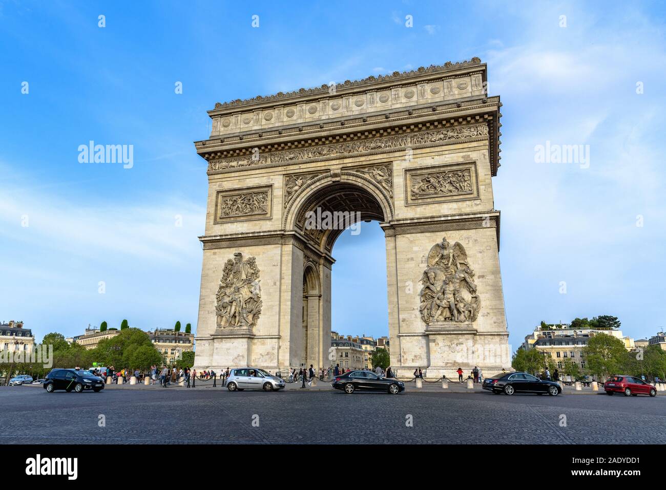 Il lato nord del Arc de Triomphe de l'Etoile con vetture passando da esso Foto Stock