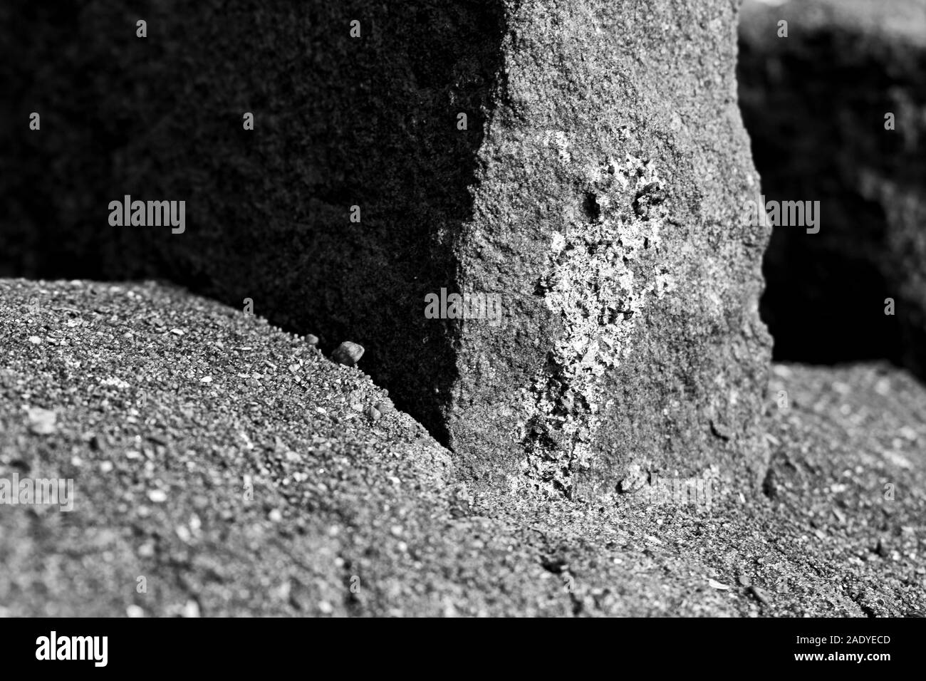 Particolare di un muro di pietra in bianco e nero Foto Stock
