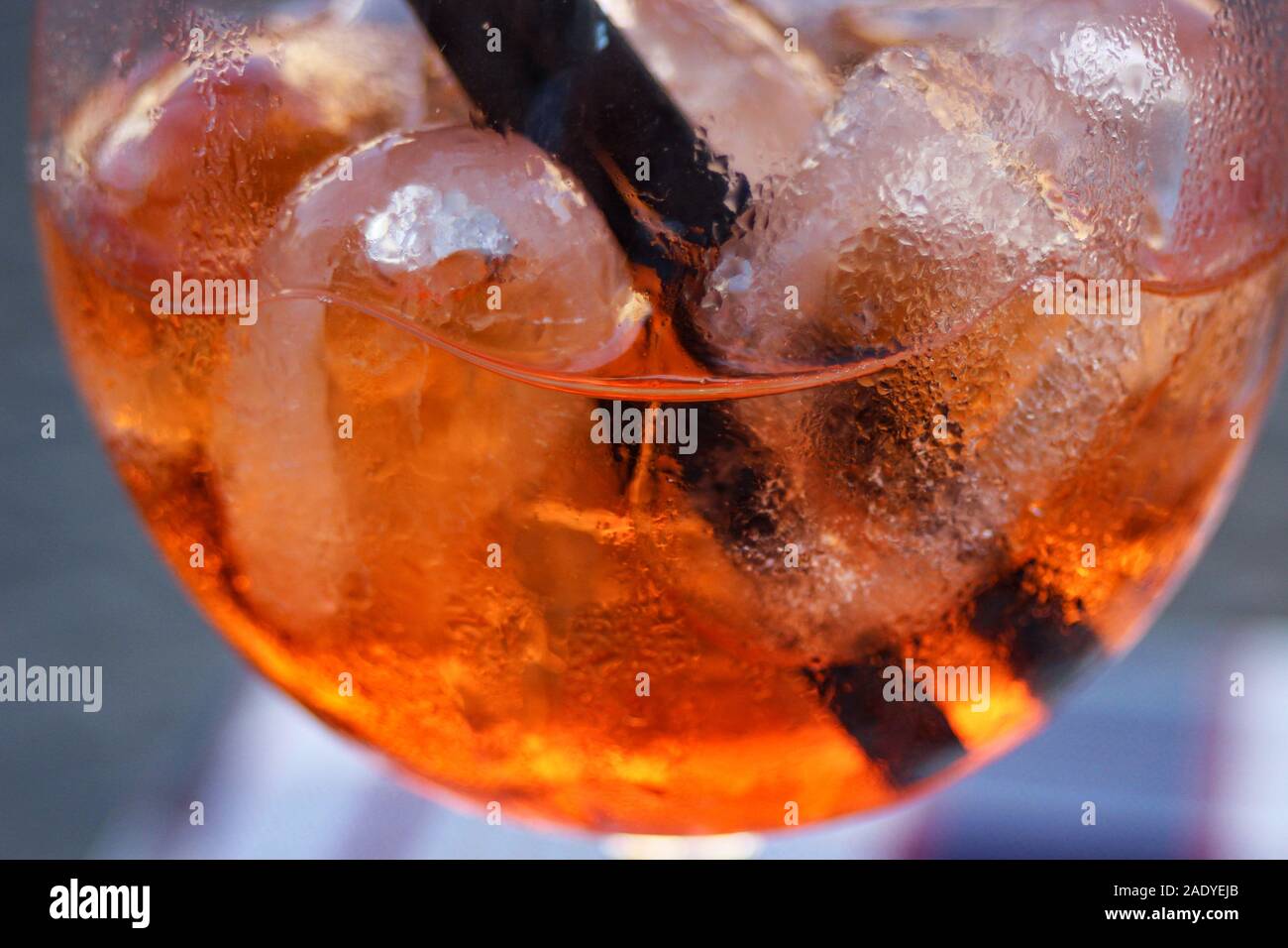 Aperol Spritz su ghiaccio. Bevanda estiva. Foto Stock