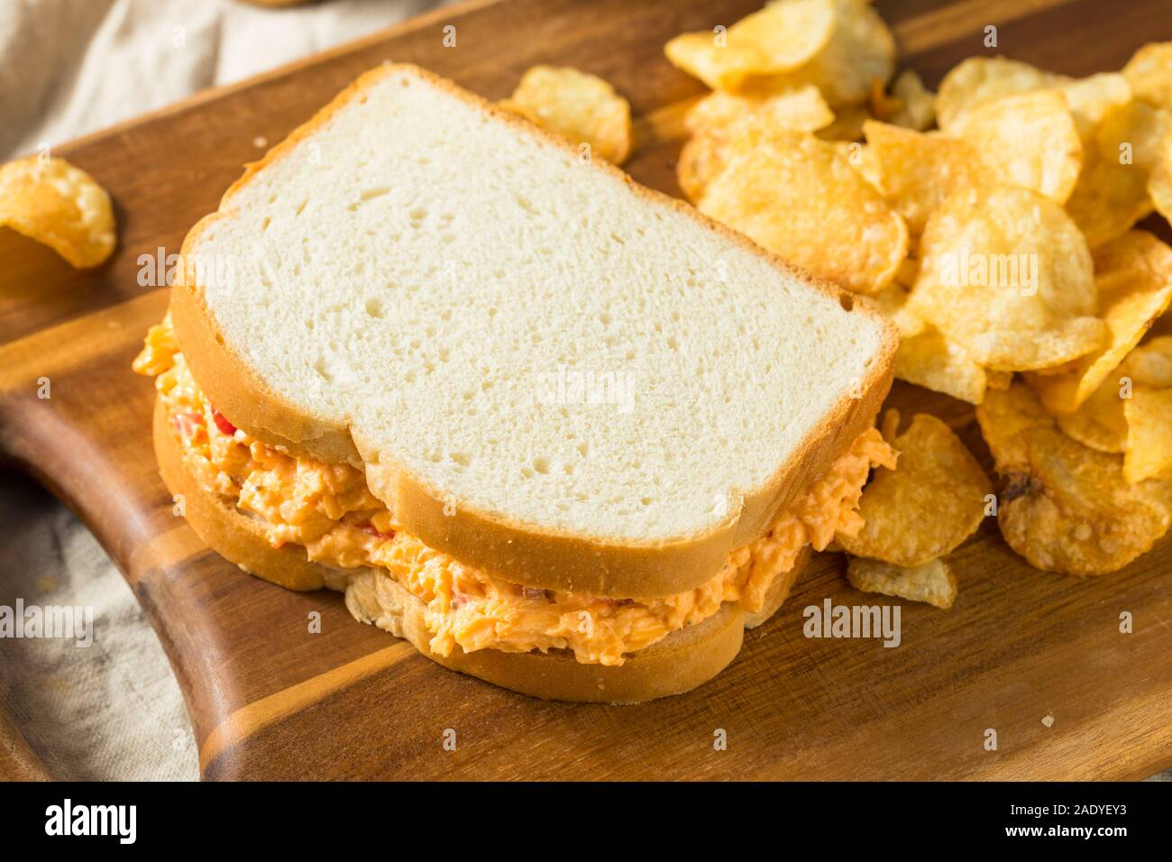 In casa PImento panino al formaggio, con patate fritte Foto Stock