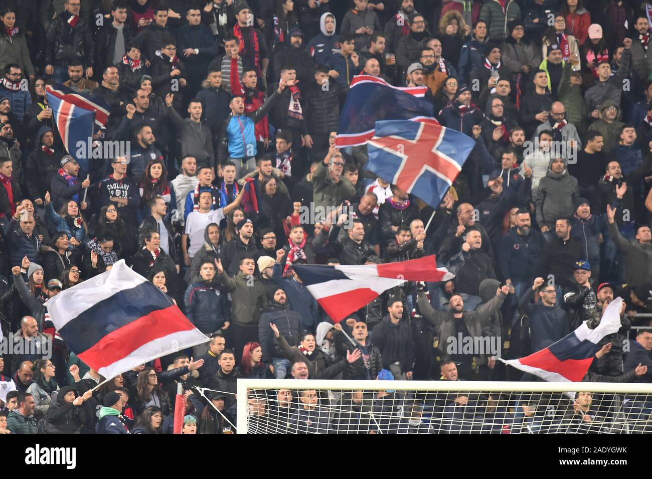 Cagliari, Italia. 5 Dic, 2019. ventole calcioduring cagliari Cagliari vs Sampdoria, Italiano TIM Cup Championship in Cagliari, Italia, 05 Dicembre 2019 - LPS/Luigi Canu Credito: Luigi Canu/LP/ZUMA filo/Alamy Live News Foto Stock