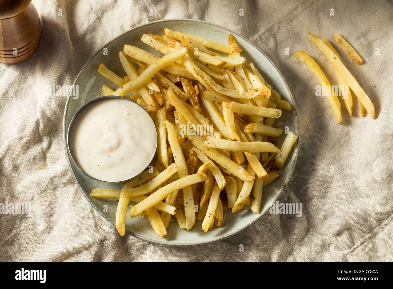 Le patate fritte fatte in casa con Ranch Dressing pronto a mangiare Foto Stock