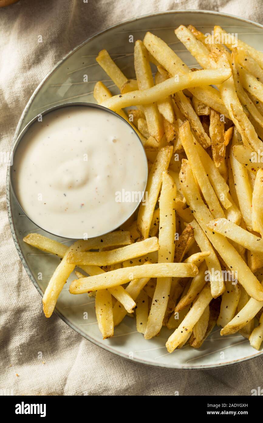 Le patate fritte fatte in casa con Ranch Dressing pronto a mangiare Foto Stock