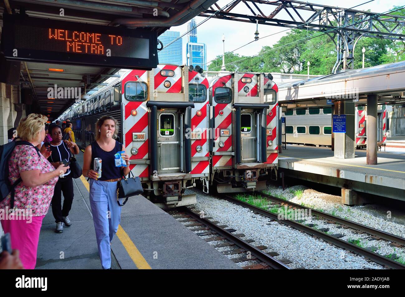 Chicago, Illinois, Stati Uniti. Treni per pendolari Metra che arrivano alla stazione Van Buren Street di Chicago. Foto Stock