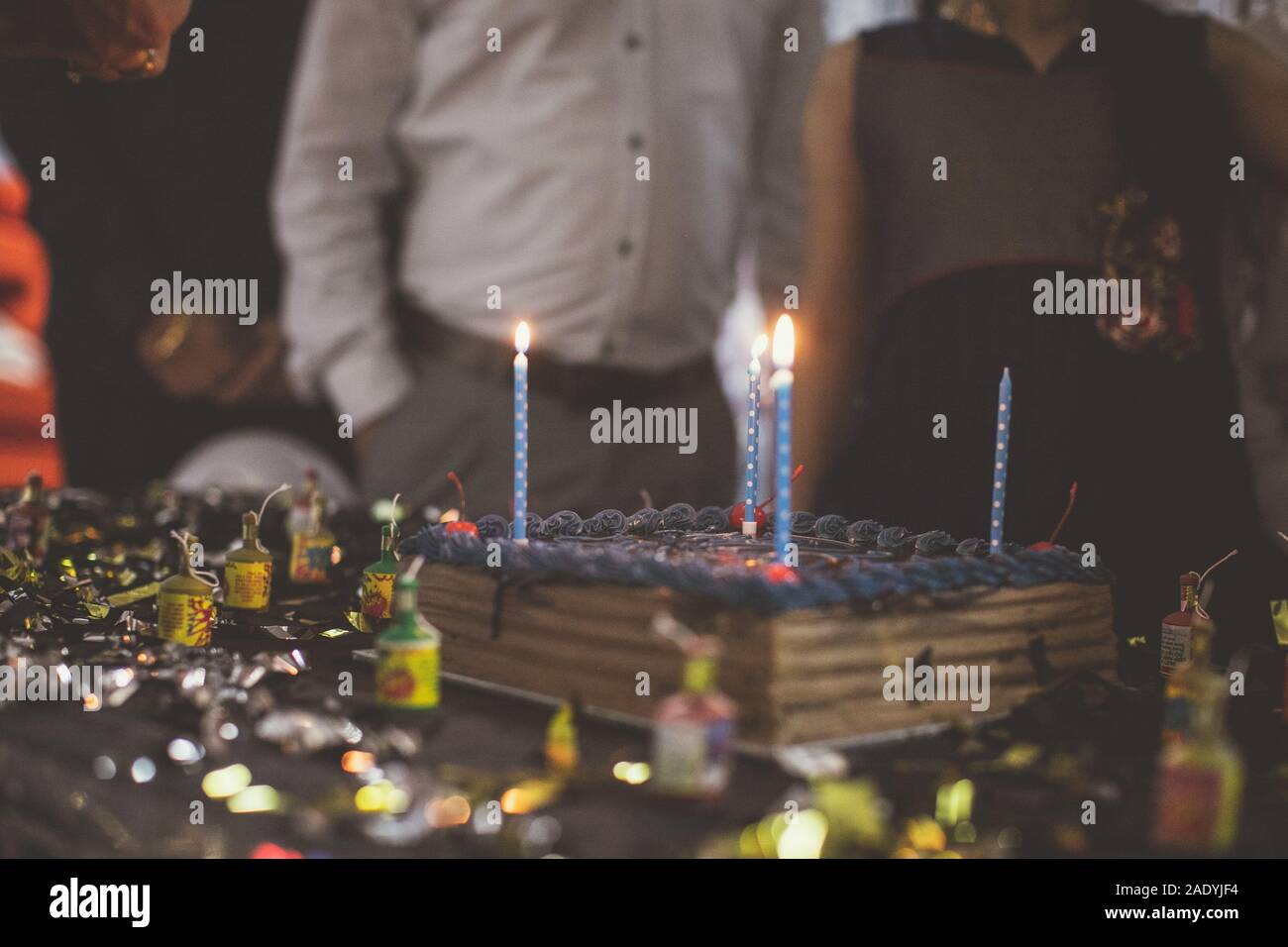 Torta di compleanno e candele close up Foto Stock
