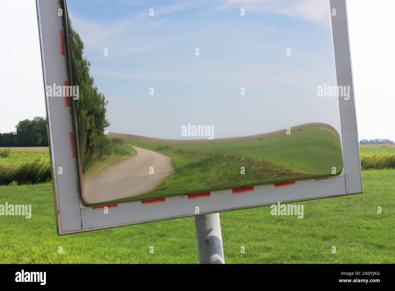 Paesaggio con specchio smiley e paesaggio distorto Foto Stock