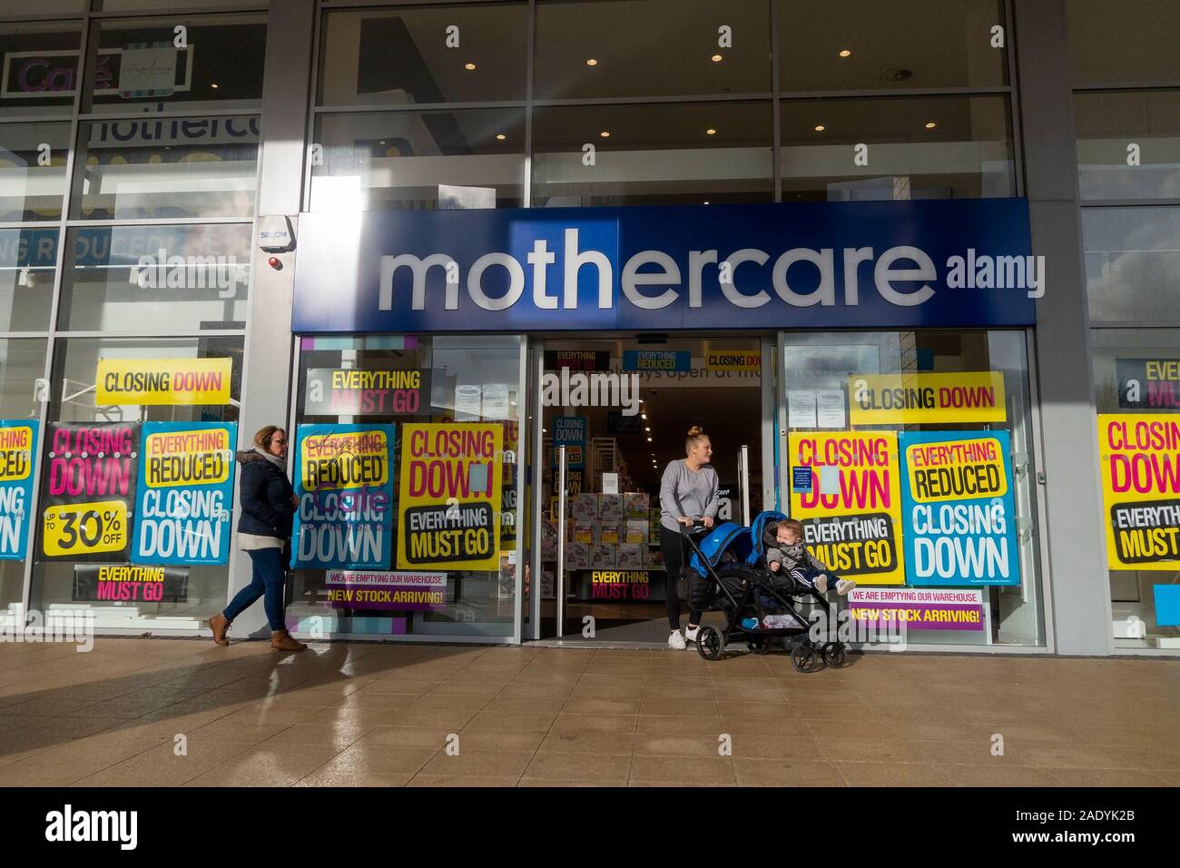 I Mothercare negozio con chiusura poster nella finestra, Havant, Hampshire, Regno Unito Foto Stock