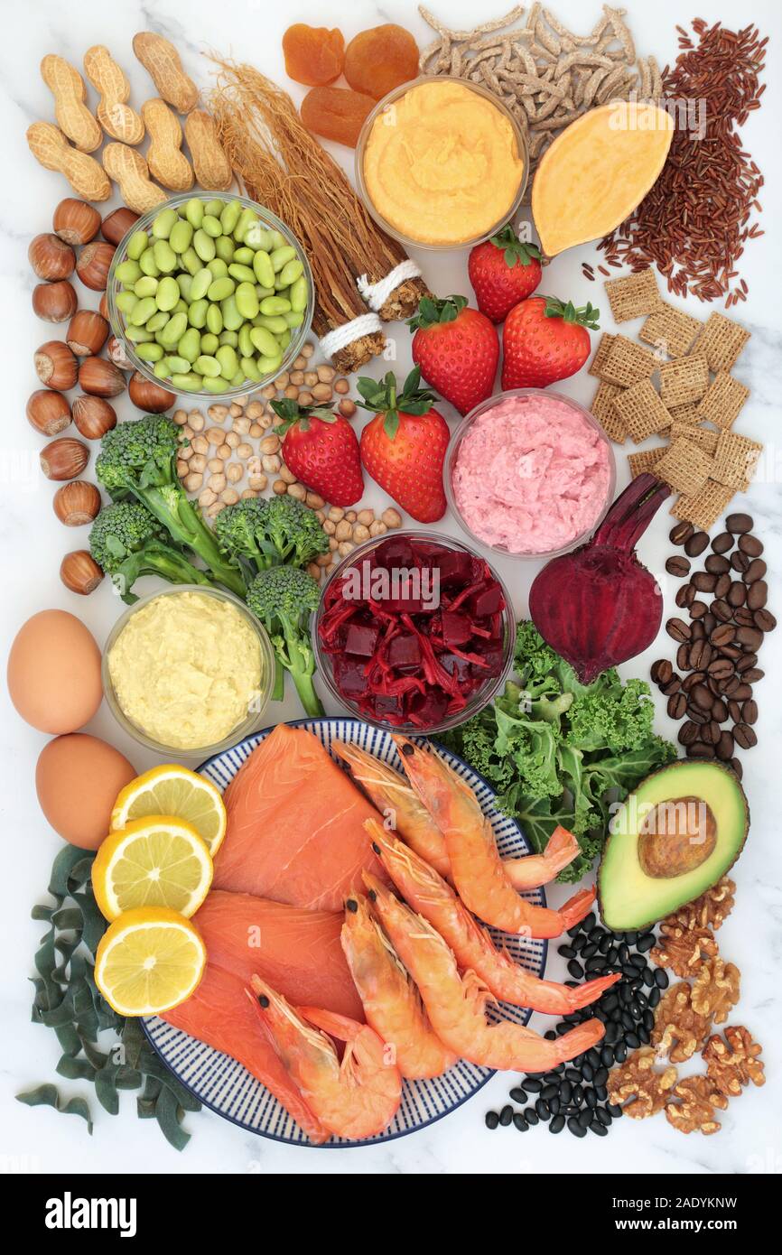 Della salute alimentare di vitalità e di energia & fitness con pesce, frutta, verdure, pasta, dadi, cali, latticini, cereali & medicine a base di erbe. Cibo sano concetto. Foto Stock