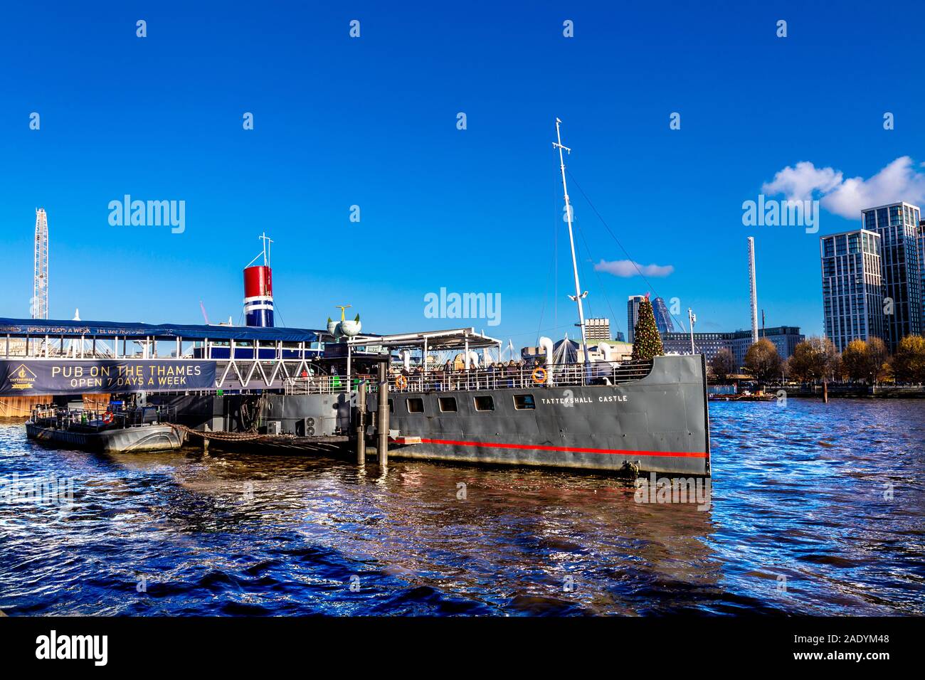 Tattershall Castle - pub flottante su una barca sul fiume Thames, London, Regno Unito Foto Stock