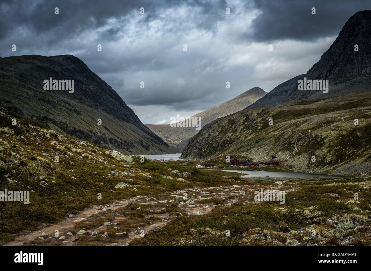 Guarda Rondvasbu centro turistico e cabine in Rondane National Park in Norvegia. In autunno, giorno nuvoloso. Foto Stock