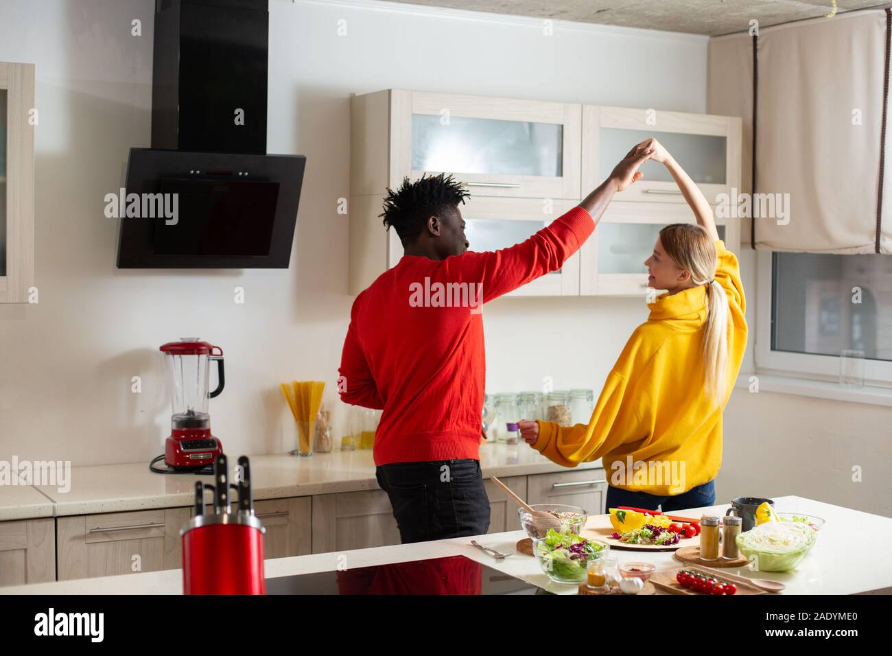 Vita di coppia felice dancing in cucina Foto Stock