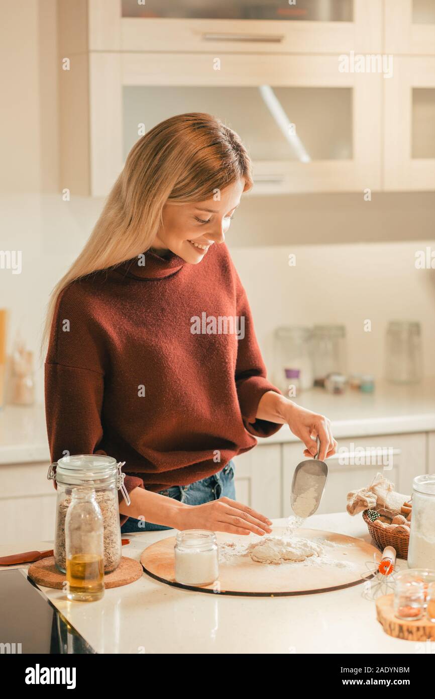 Vita di donna sorridente la cottura di pasta in cucina Foto Stock