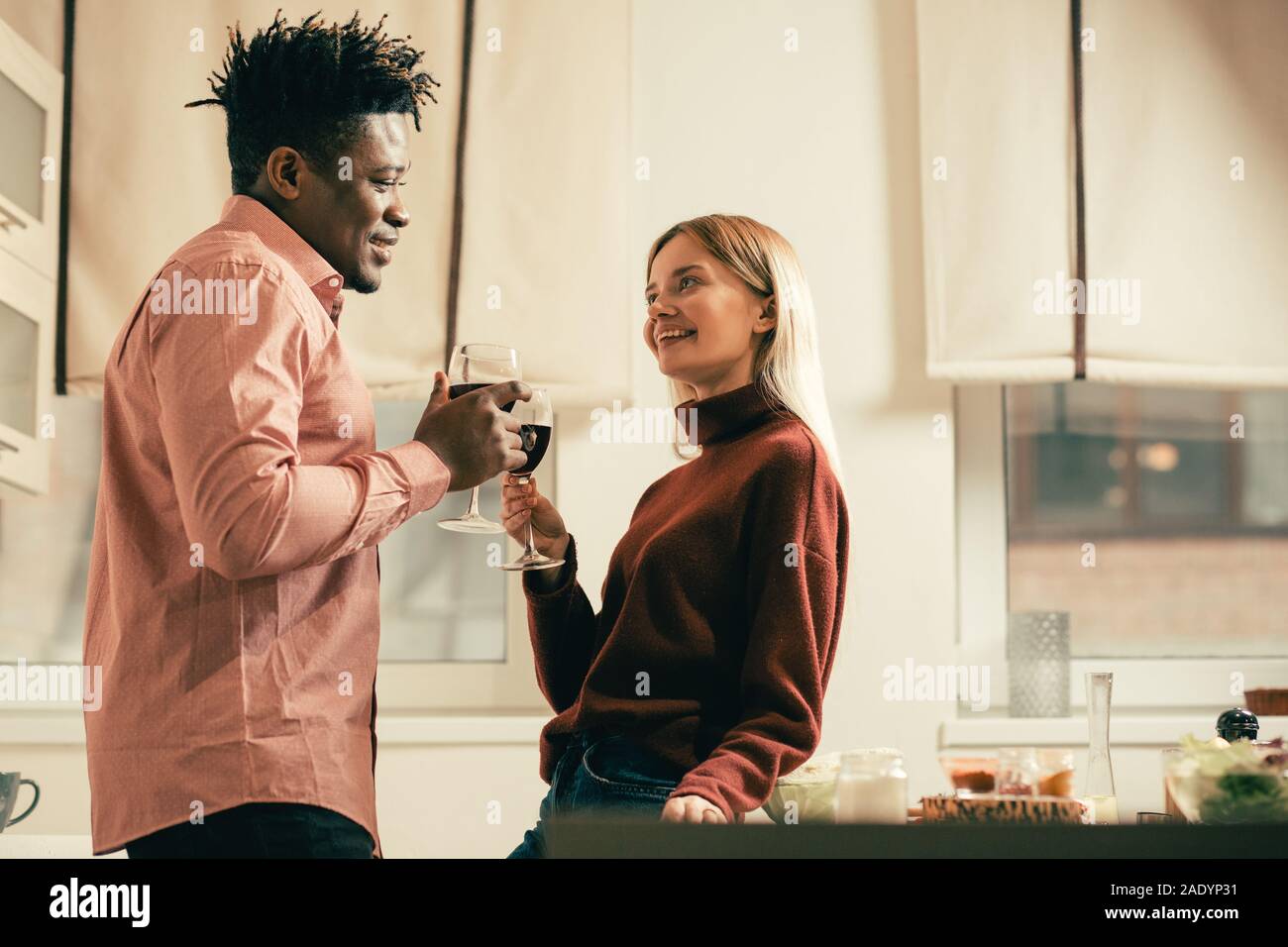 Vita di donna in piedi vicino al tavolo e bere il vino con uomo Foto Stock