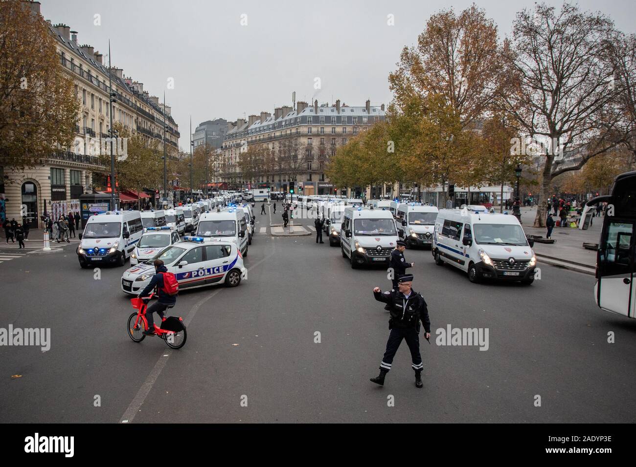 Parigi, Francia. 5 Dic, 2019. La polizia guardia durante uno sciopero a Parigi, Francia, Dicembre 5, 2019. Stazioni dei treni e della metropolitana sono deserte, scuole chiuse e molti aeromobili a terra attraverso le città francesi il giovedì come del paese i sindacati hanno organizzato un sciopero nazionale per obbligare il presidente Emmanuel Macron ad abbandonare la riforma del sistema pensionistico. Credito: Aurelien Morissard/Xinhua/Alamy Live News Foto Stock