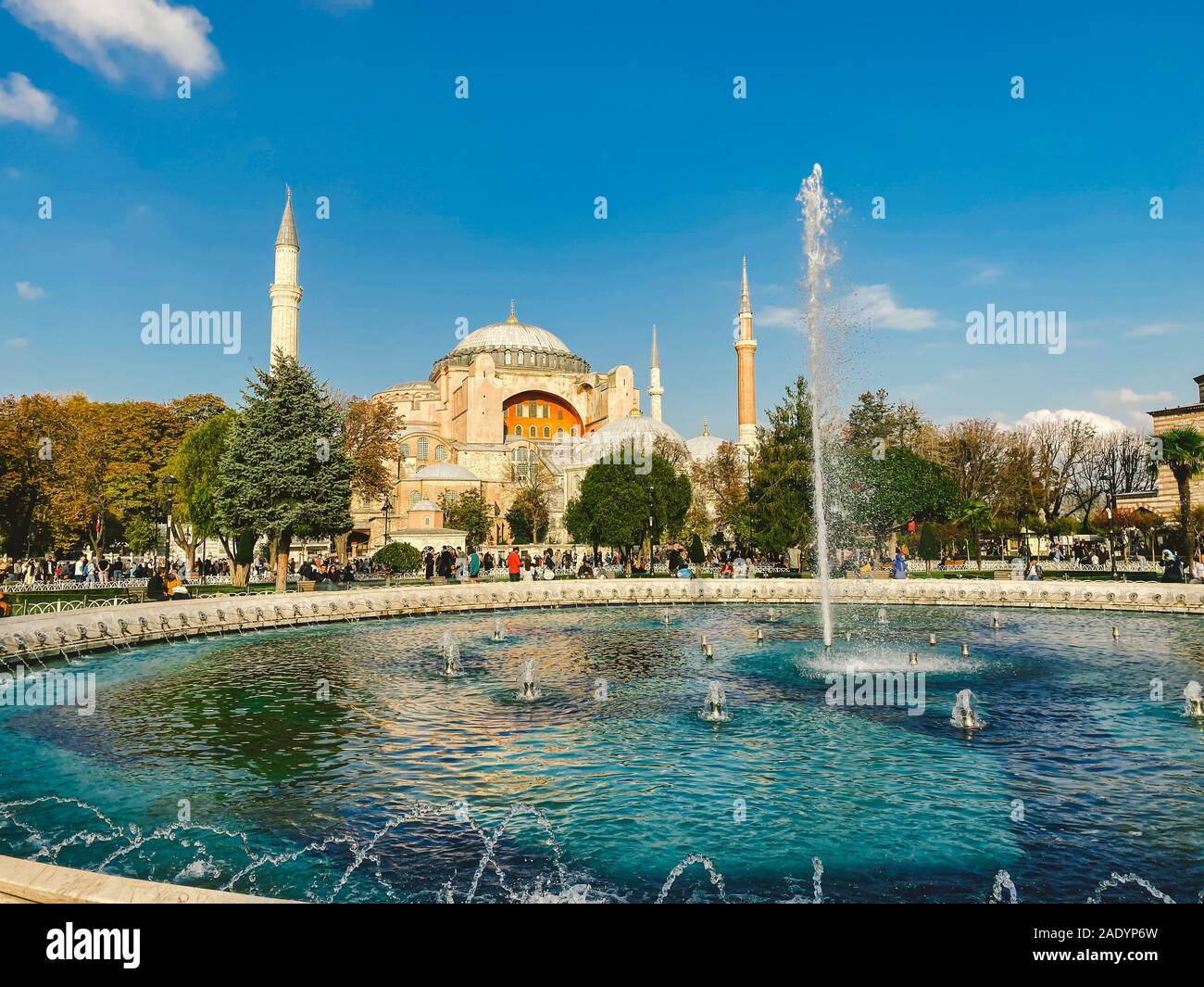 Hagia Sophia chiesa della Santa Sapienza - Ayasofya. Istanbul, Turchia Ottobre 25, 2019. Esterno dell'Hagia Sophia Moschea Ayasofya Museum. Sultanahmet Foto Stock