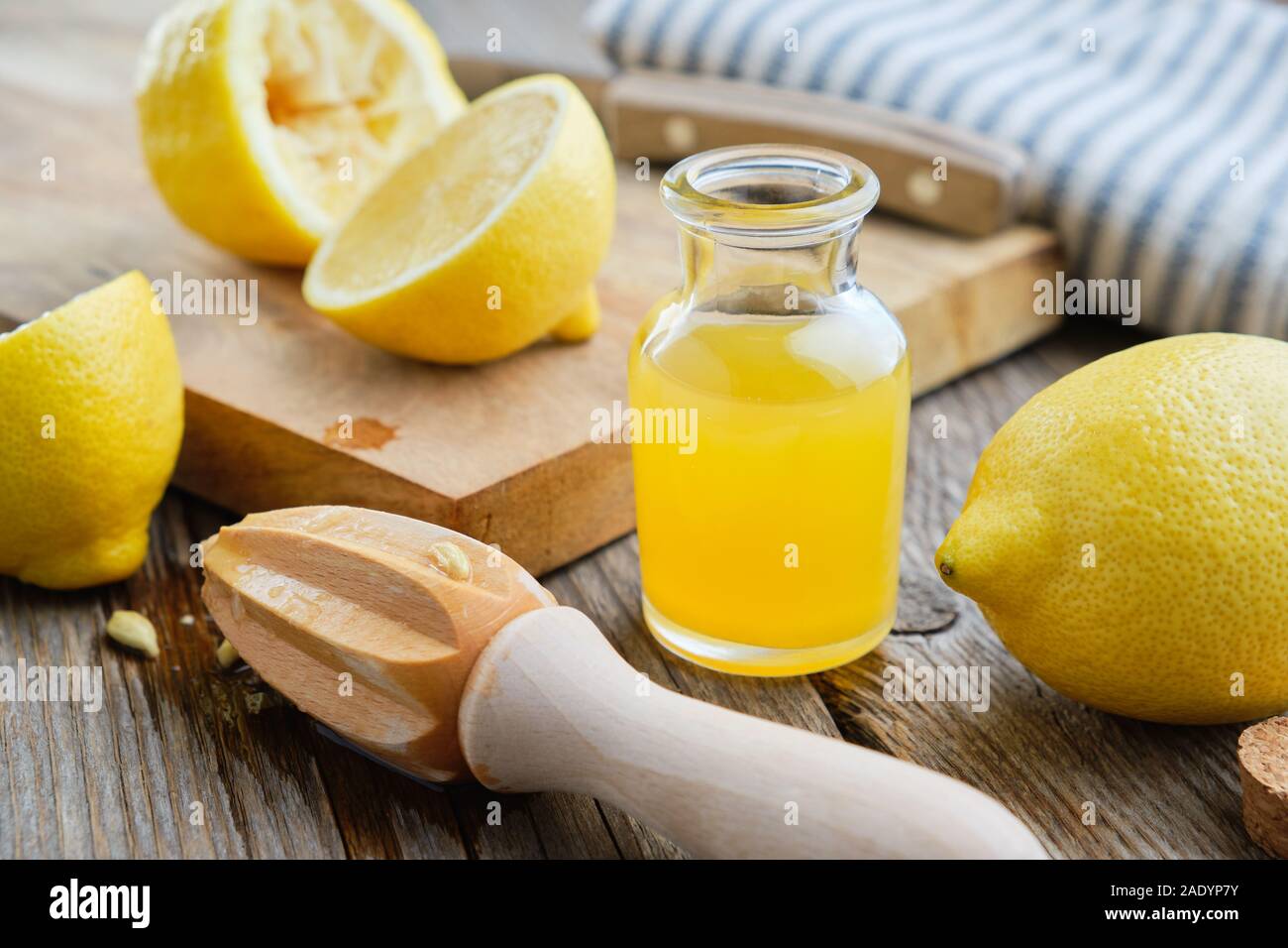 Succo di limone o bottiglia di olio, centrifuga di legno e limone agrumi. Foto Stock