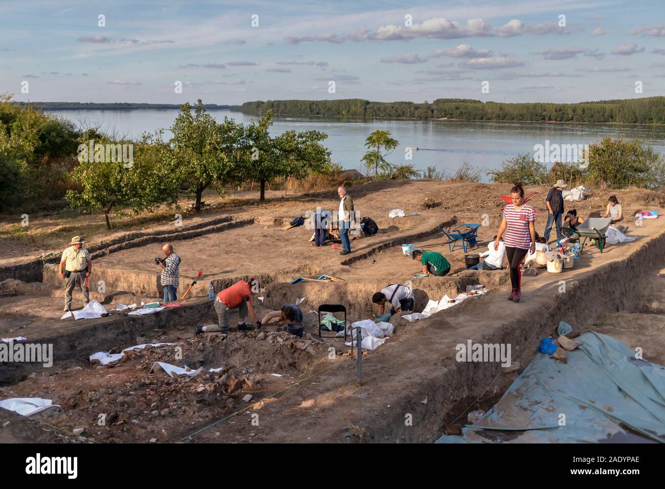 Vinča, Serbia, 27 settembre 2019: Archeologi che lavorano agli scavi archeologici Foto Stock