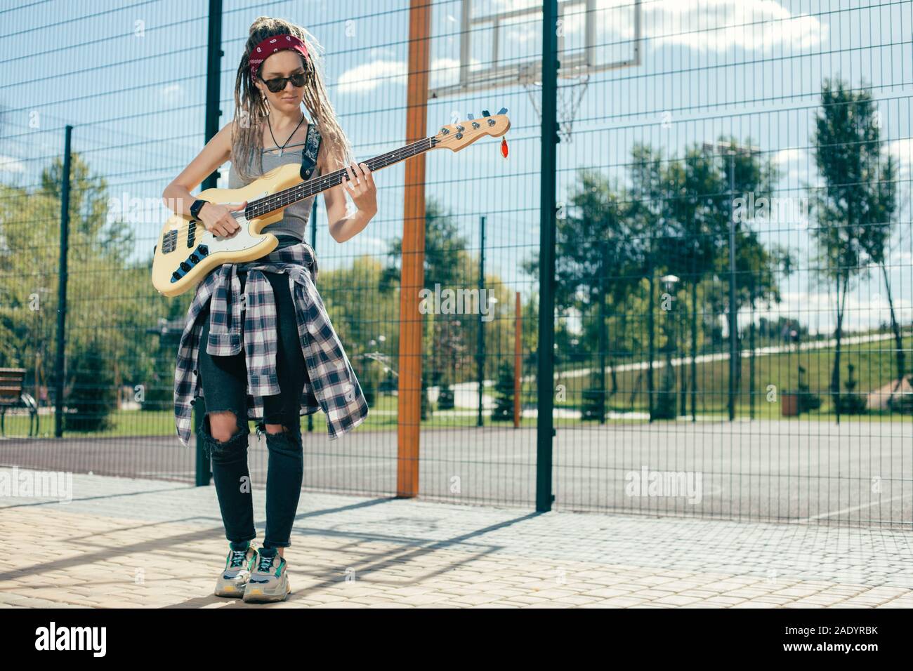 Per tutta la lunghezza del musicista concentrato a suonare la chitarra all'aperto Foto Stock