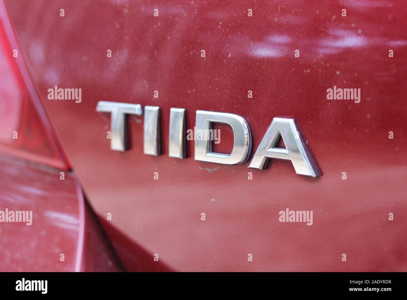 Segno di Nissan Tiida auto. Nissan Motor Co., Ltd è una multinazionale giapponese produttore di automobili con sede a Nishi-ku, Yokohama Foto Stock