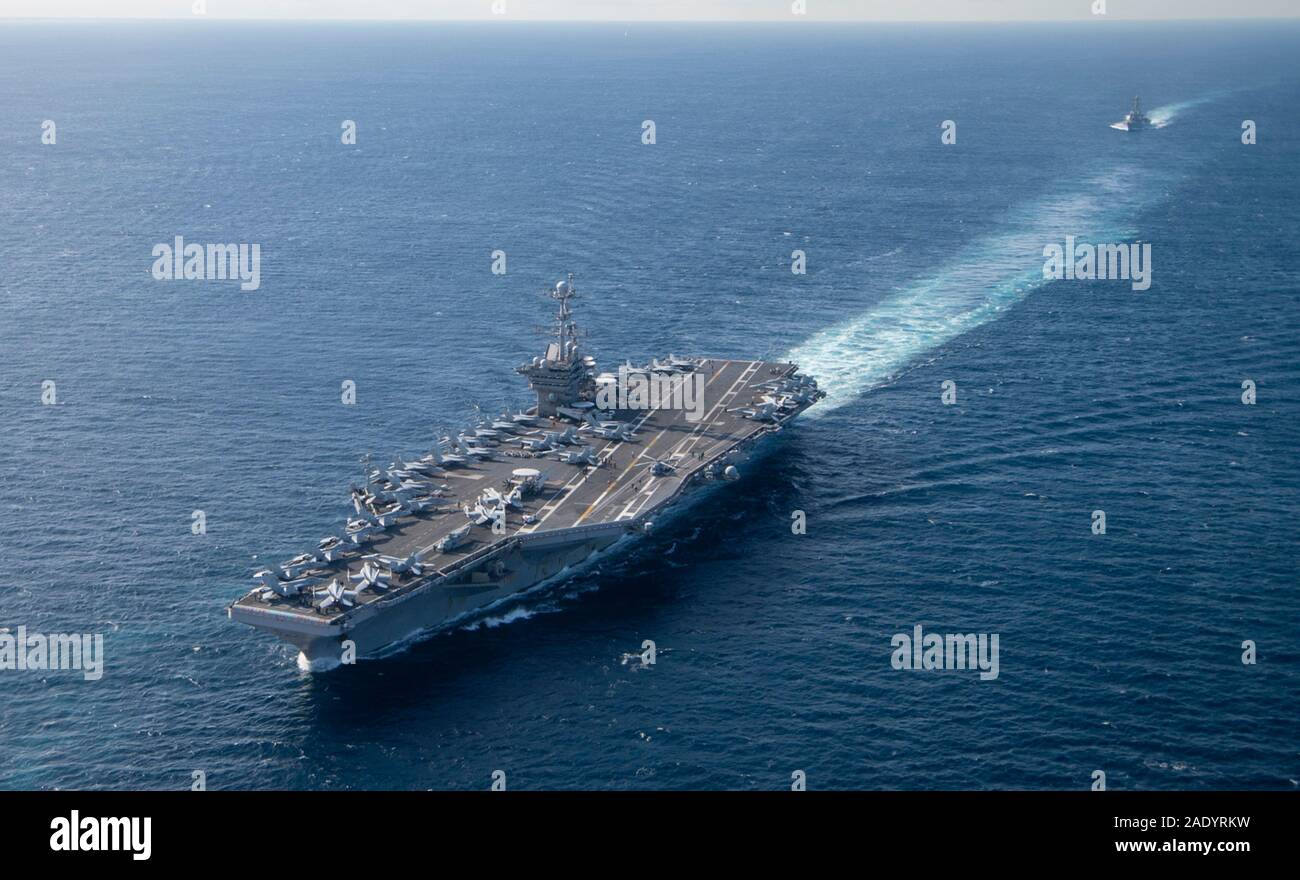 Stretto di Gibilterra , Stati Uniti. 05 dicembre, 2019. Gli Stati Uniti Nimitz Navy-class portaerei USS Harry Truman seguita dalla Arleigh Burke-class guidato-missili cruiser USS Ross transita lo Stretto di Gibilterra il 5 dicembre 2019 nel Mare Mediterraneo. Credito: Scott Swofford/STATI UNITI Navy/Alamy Live News Foto Stock