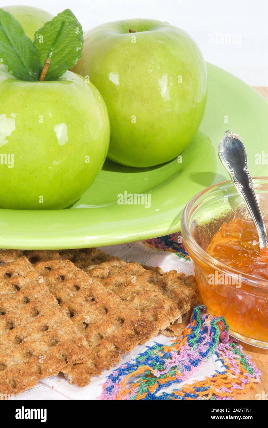 Le mele Granny Smith con zucchero alla cannella graham cracker e apple la gelatina in una ciotola trasparente. Foto Stock