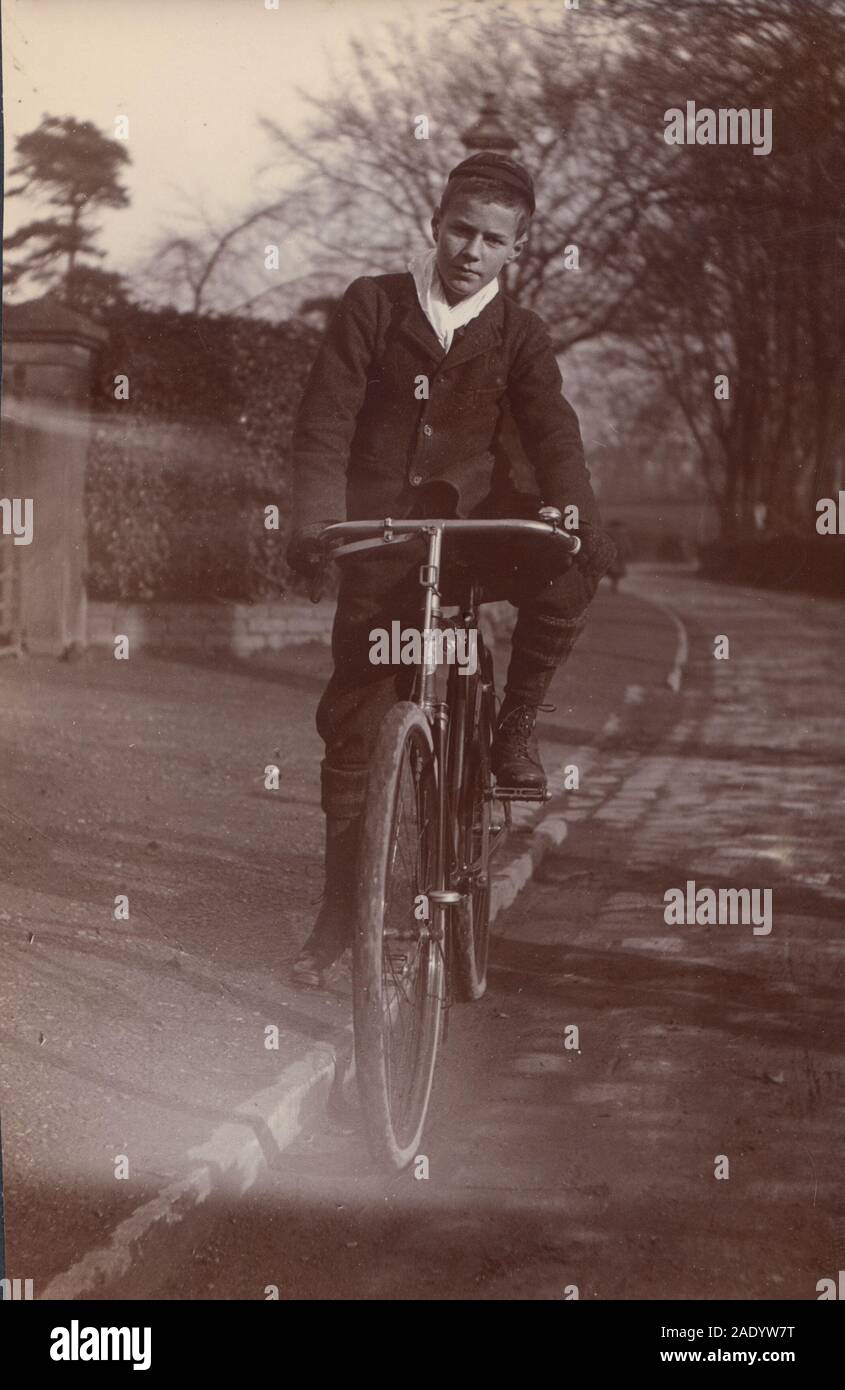 Edwardian British Fotografia che mostra un ragazzo scuola in sella alla sua bicicletta Foto Stock