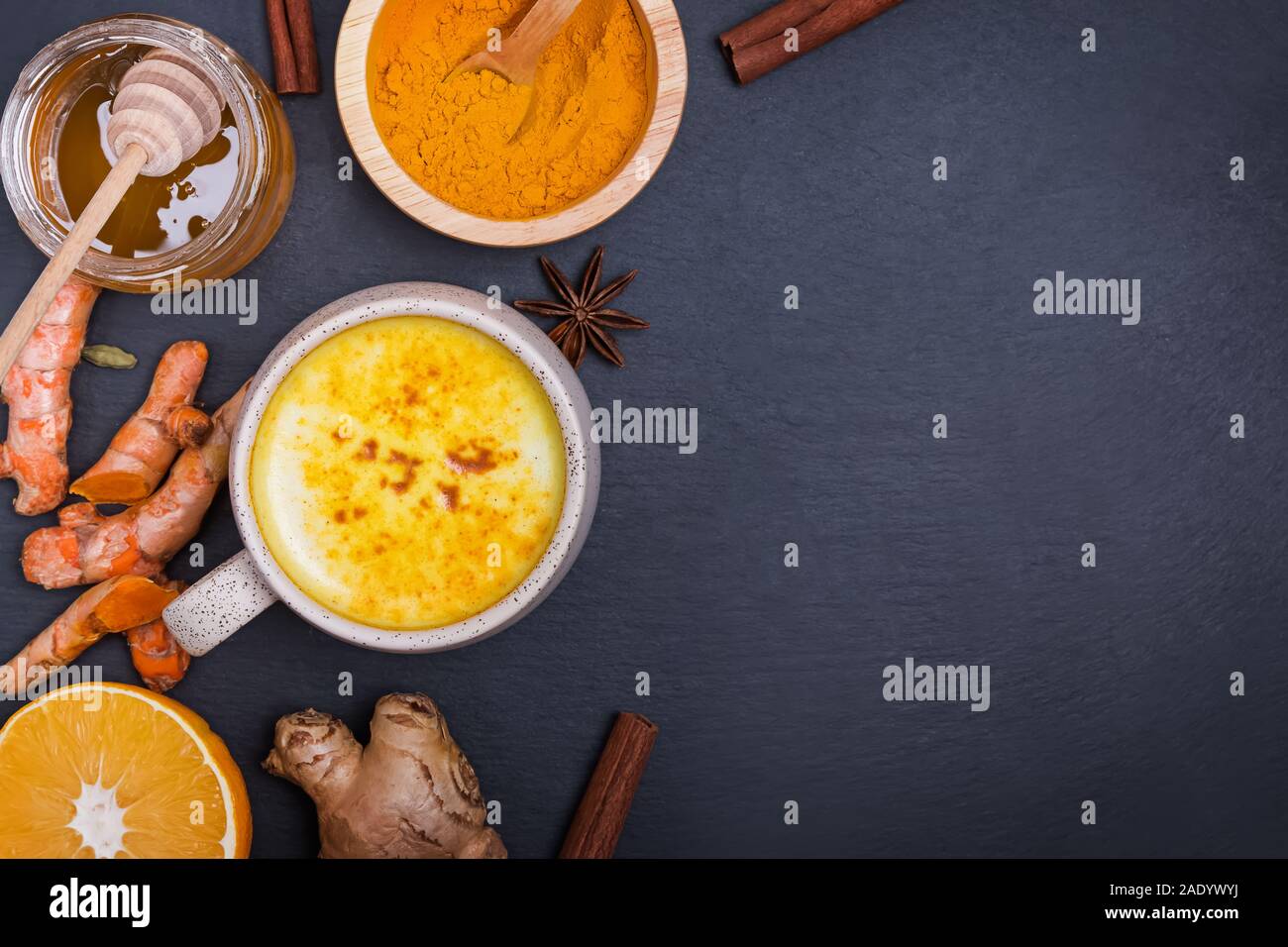 Bibita salutare golden curcuma latte in una tazza alta. Foto Stock