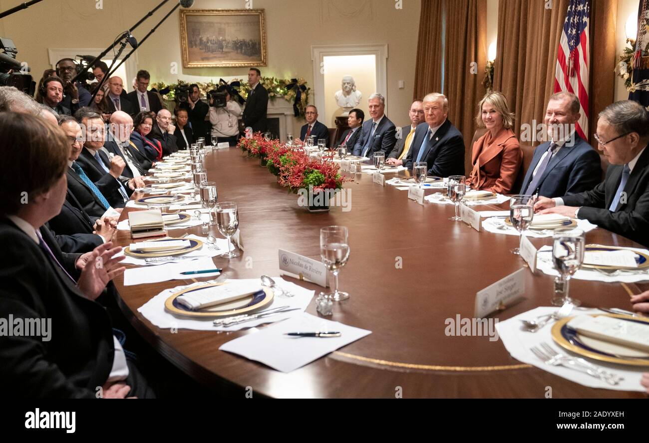 Washington, Stati Uniti d'America. 05 dicembre, 2019. U.S presidente Donald Trump, siede accanto a Stati Uniti Ambasciatore presso le Nazioni Unite Kelly Craft, centro, durante un pranzo con i rappresentanti permanenti del Consiglio di Sicurezza delle Nazioni Unite per il Cabinet Room della Casa Bianca il 5 dicembre 2019 a Washington, DC. Credito: Shealah Central Plaza Hotel/White House foto/Alamy Live News Foto Stock
