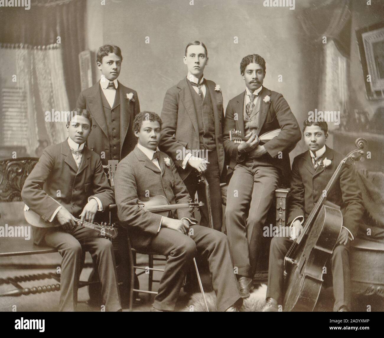 Summit Avenue Ensemble, Atlanta, Georgia - fotografia mostra un gruppo di sei giovani uomini hanno posato con i loro strumenti in del fotografo home studio su Summit Avenue, Atlanta, Ga. Da sinistra: il fotografo di figli gemelli Clarence e Norman Askew, figlio Arthur Askew, prossimo Jake Sansome, e i figli di Roberto e Walter Traverso. Circa 1900 Foto Stock