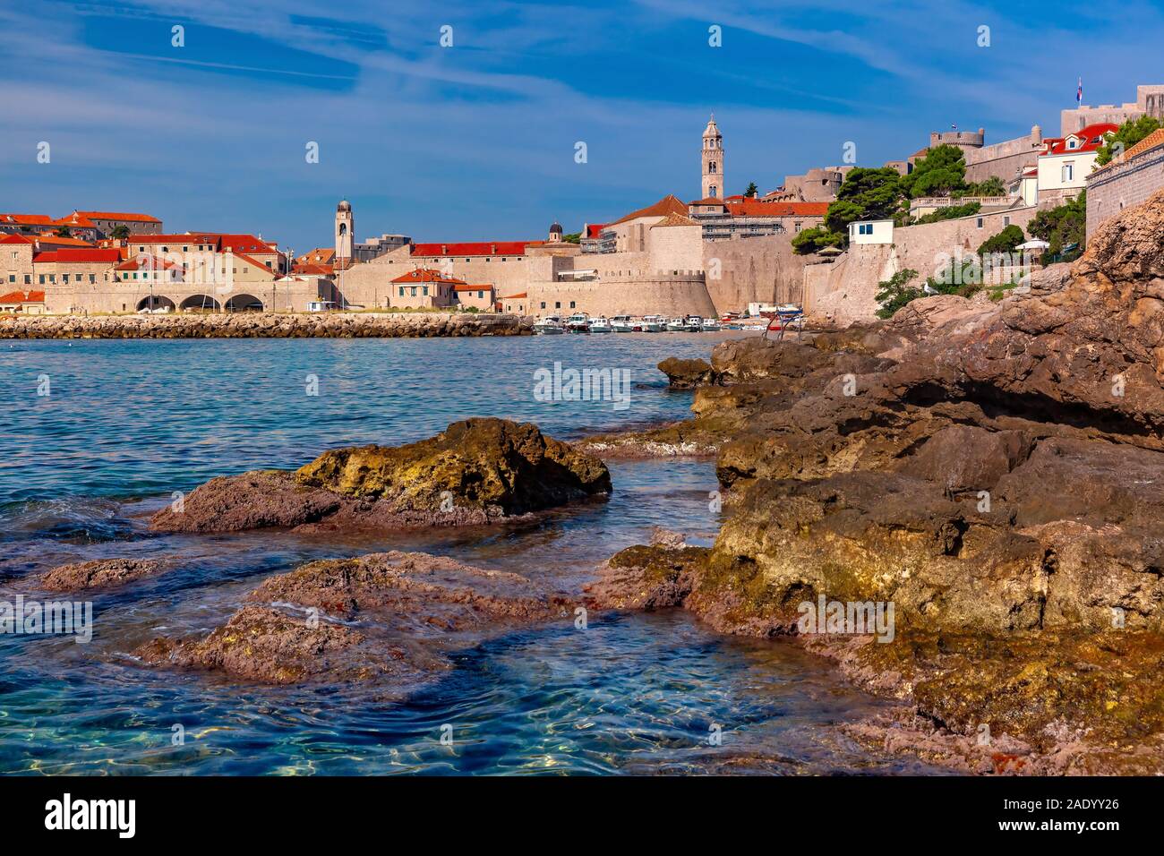 Il vecchio porto e la Città Vecchia in giornata soleggiata a Dubrovnik, Croazia Foto Stock