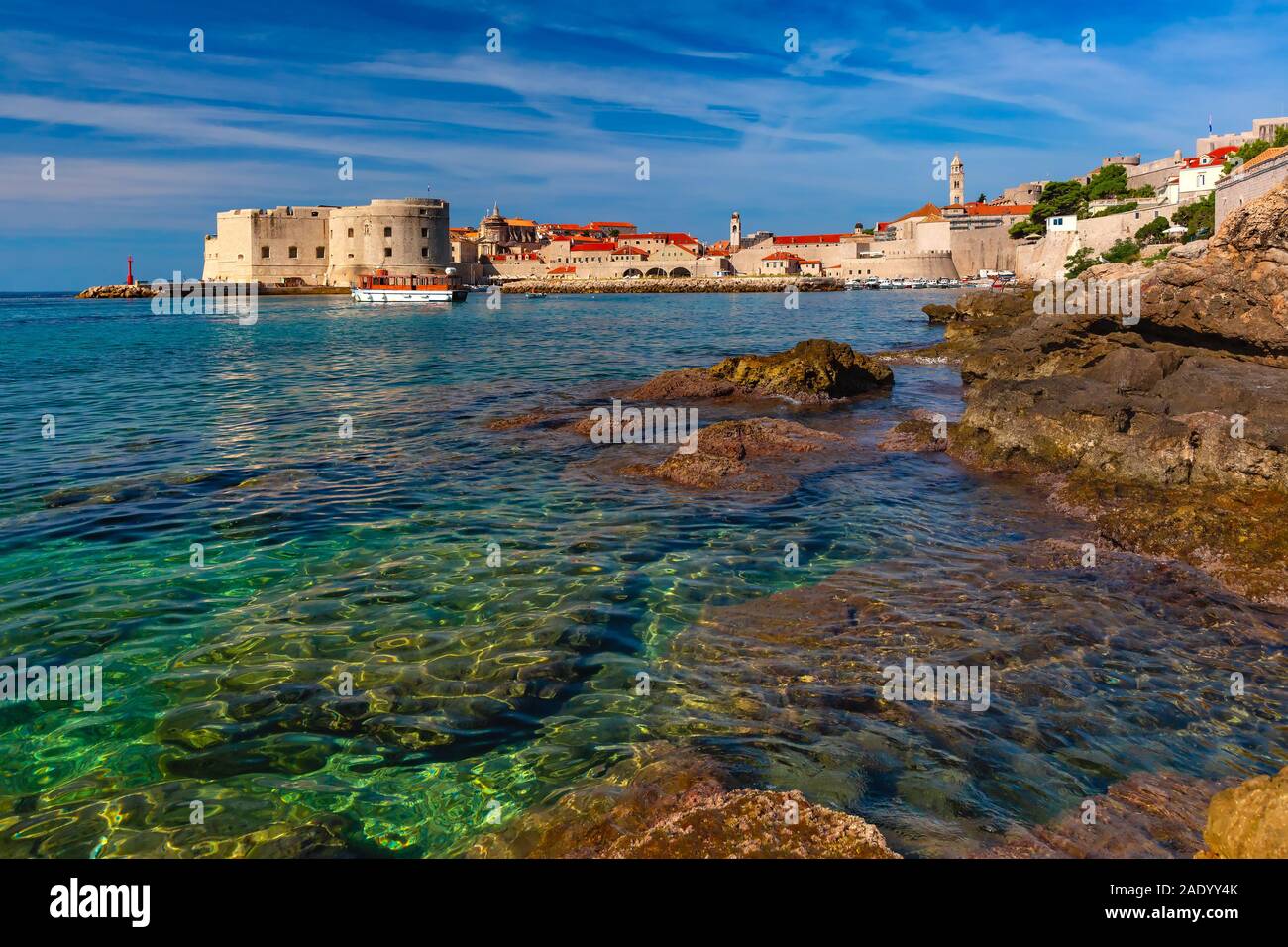 Il vecchio porto e Fort St Ivana in giornata soleggiata a Dubrovnik, Croazia Foto Stock