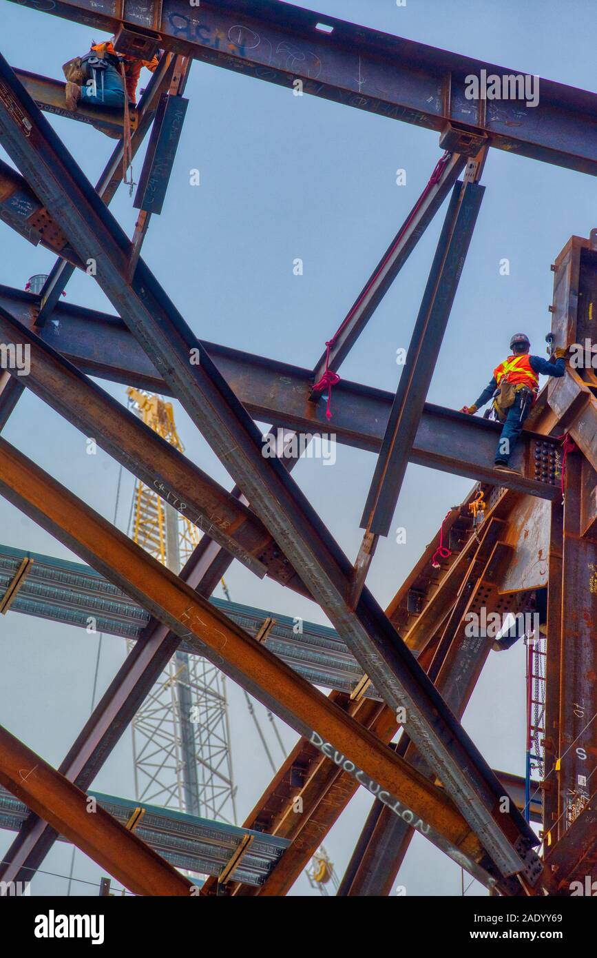 Costruzione di travi in acciaio lavoratori su alto edificio di uffici in Hudson Yards area di Manhattan. Foto Stock