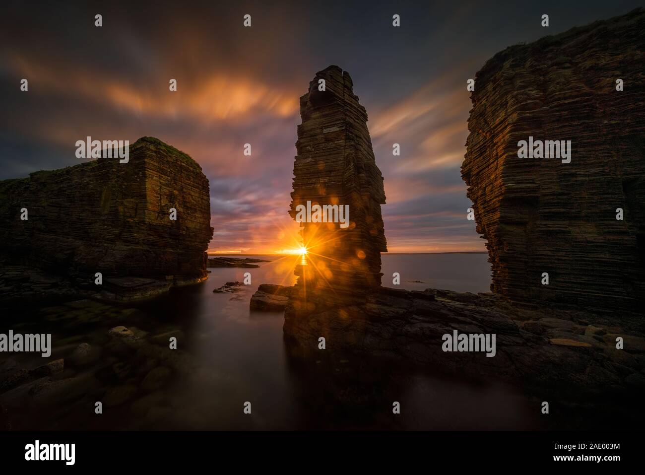 Testa Noss formazioni rocciose nella luce del tramonto, la costa orientale della Scozia Foto Stock