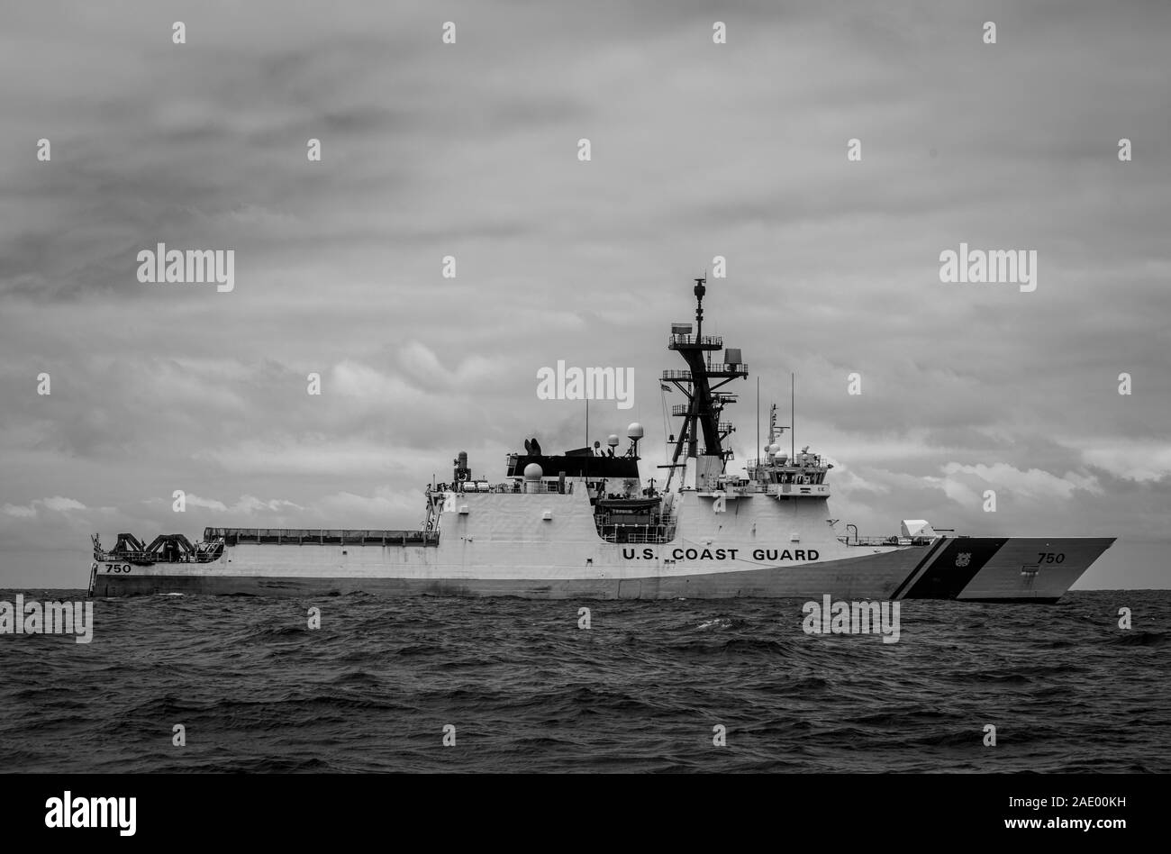 Il Guardacoste Bertholf segue un lanciato equipaggio durante una prima scansione di sicurezza di una nave da pesca nell'Oceano Pacifico nov. 21, 2019. Il Bertholf è la prima leggenda-classe di sicurezza marittima coltello della United States Coast Guard. (U.S. Coast Guard foto di Sottufficiali di seconda classe Brandon Giles) Foto Stock