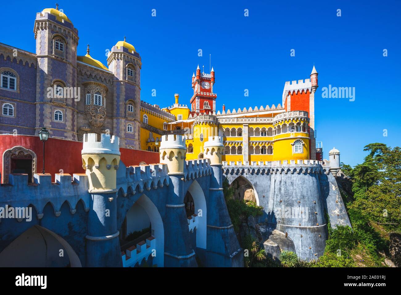 Pena palace sulla sommità di una collina a Sintra, Portogallo Foto Stock