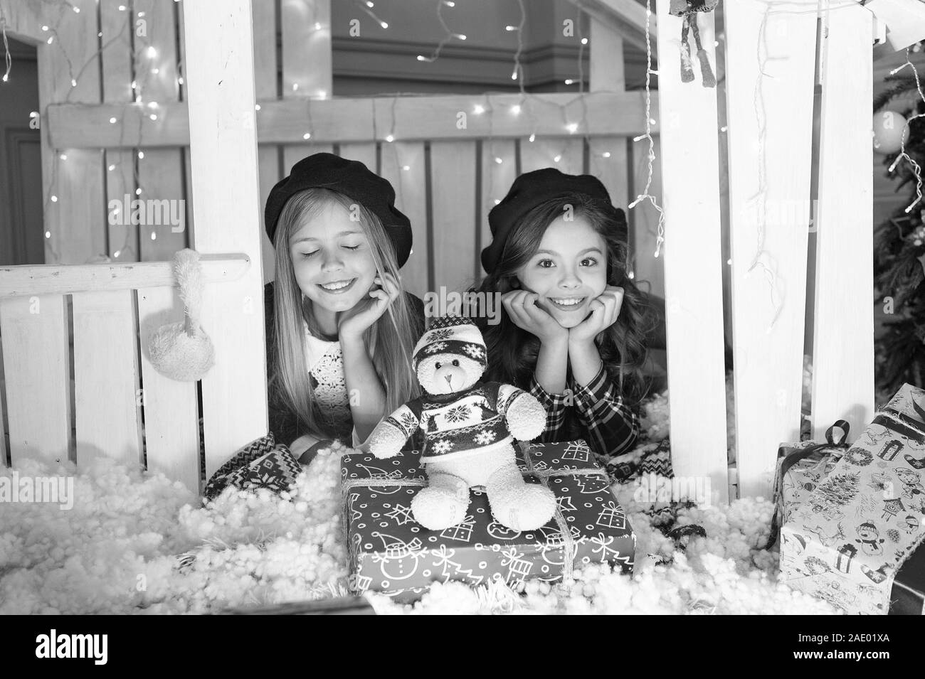 Calore e stare insieme. Dei bambini felici in casa con decorazioni di Natale. I bambini con il giocattolo e regali di Natale. Boxing day è il giorno dopo Natale. Nuovo anno sorpresa. Celebrando Boxing day. Foto Stock