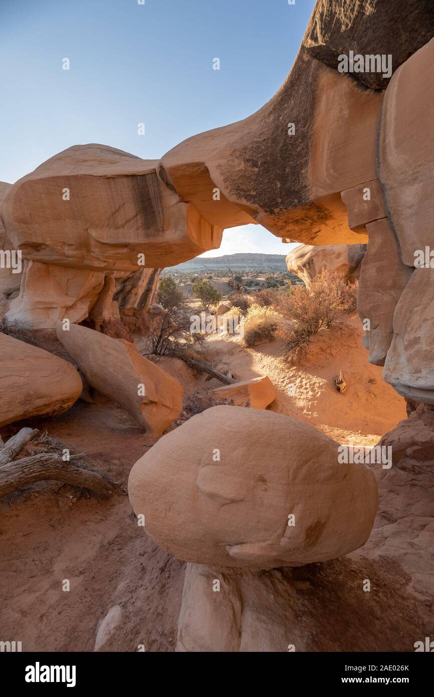 Giardino del Diavolo Arch in grande scala Escalante monumento nazionale. Fine giornata sun. Situato appena fuori dal foro della roccia Road. Foto Stock
