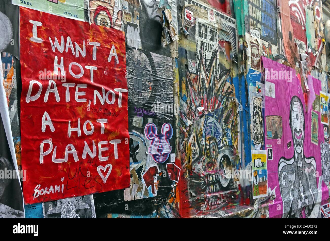 Poster art e stencil, voglio una data calda, non UN pianeta caldo, Brick Lane, Spitalfield, East End, Londra, Inghilterra, Regno Unito, E1 Foto Stock