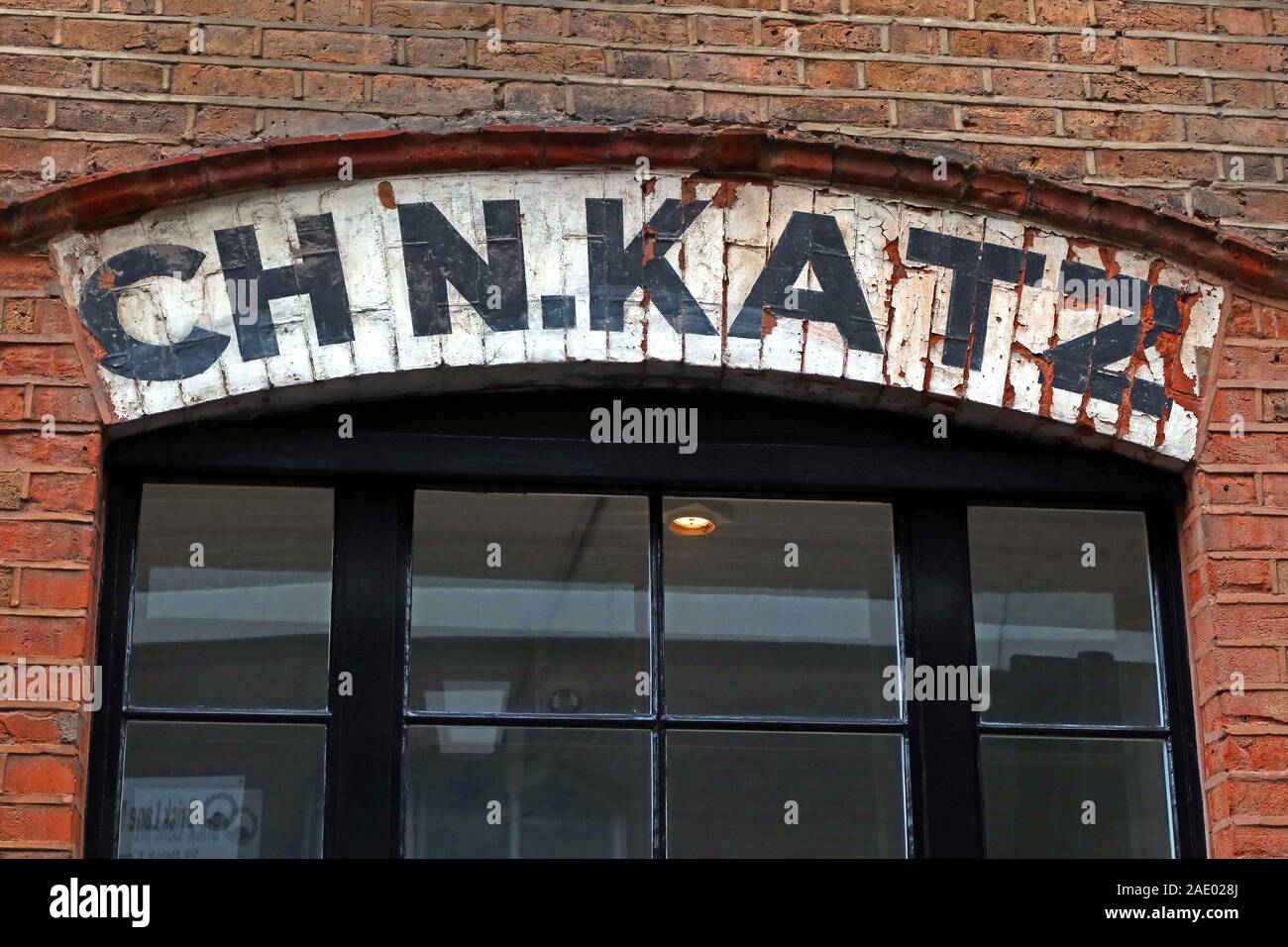 CH N.KATZ, attraverso la parte superiore della finestra, 92 Brick Lane, Shoreditch, East End, Londra, Inghilterra, Regno Unito, E1, spago e merchant stringa Foto Stock