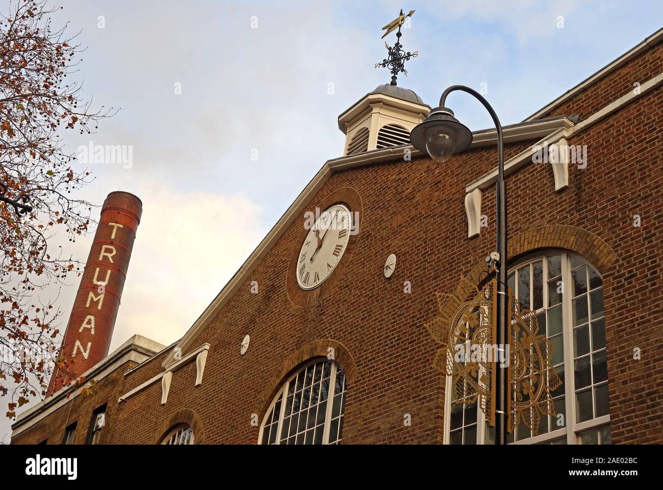 Truman Brewery cancelli e camino birrificio, vecchia birreria, Brick Lane, East End, Londra, Inghilterra, Regno Unito, E1 6QR Foto Stock