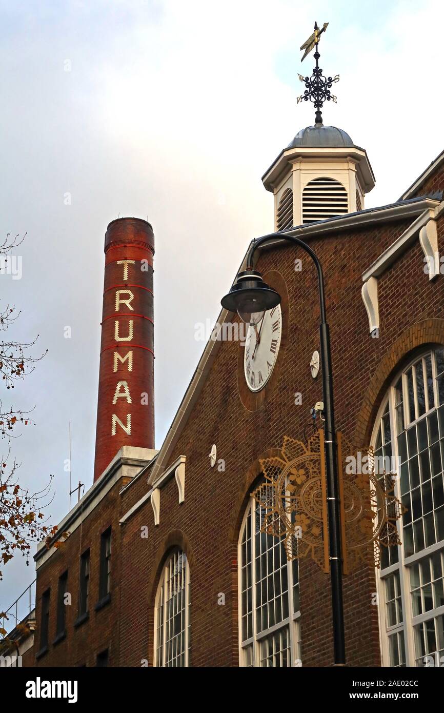 Truman Brewery cancelli e camino birrificio, vecchia birreria, Brick Lane, East End, Londra, Inghilterra, Regno Unito, E1 6QR Foto Stock