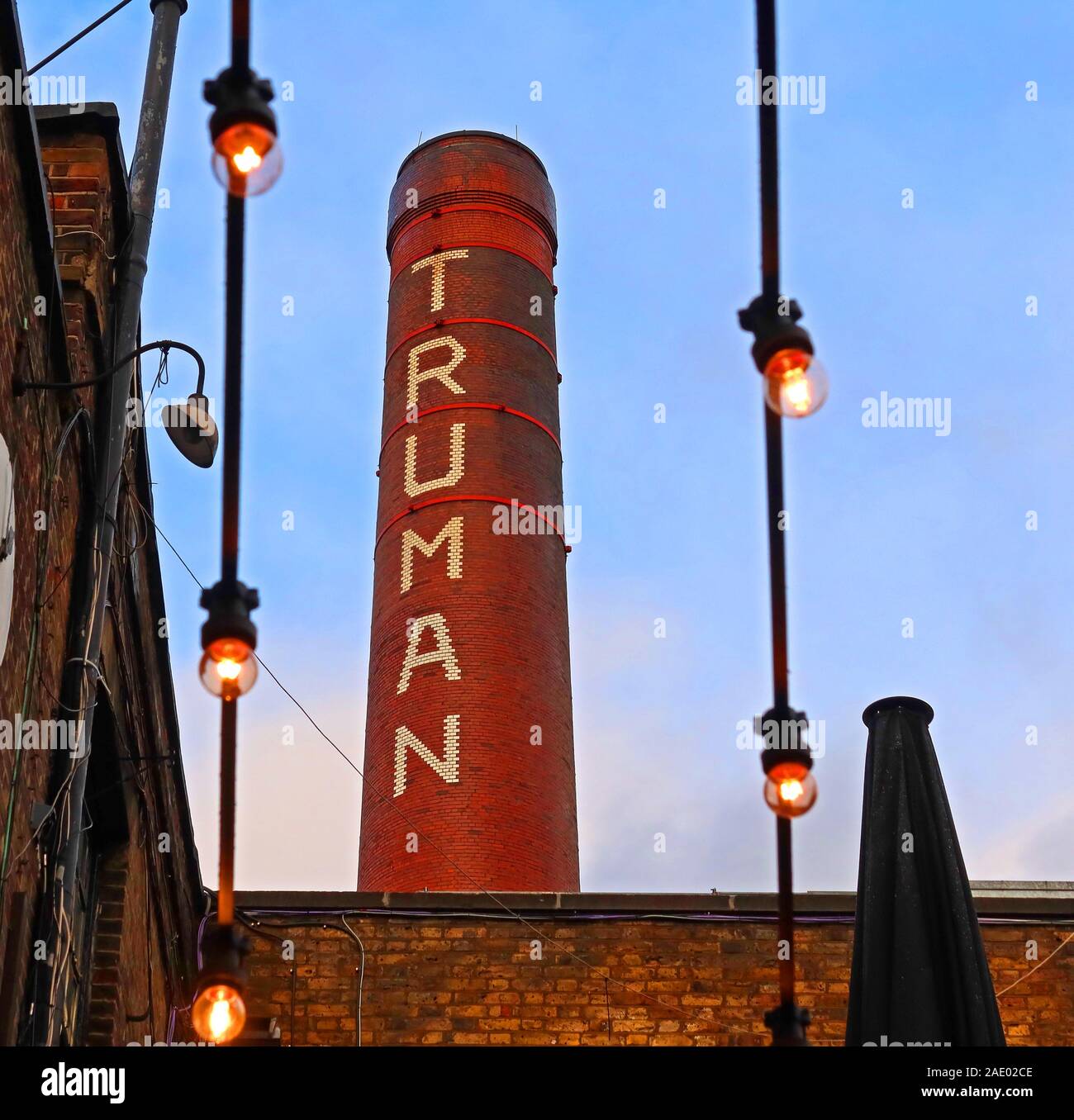 Truman Brewery cancelli e camino birrificio, vecchia birreria, Brick Lane, East End, Londra, Inghilterra, Regno Unito, E1 6QR Foto Stock