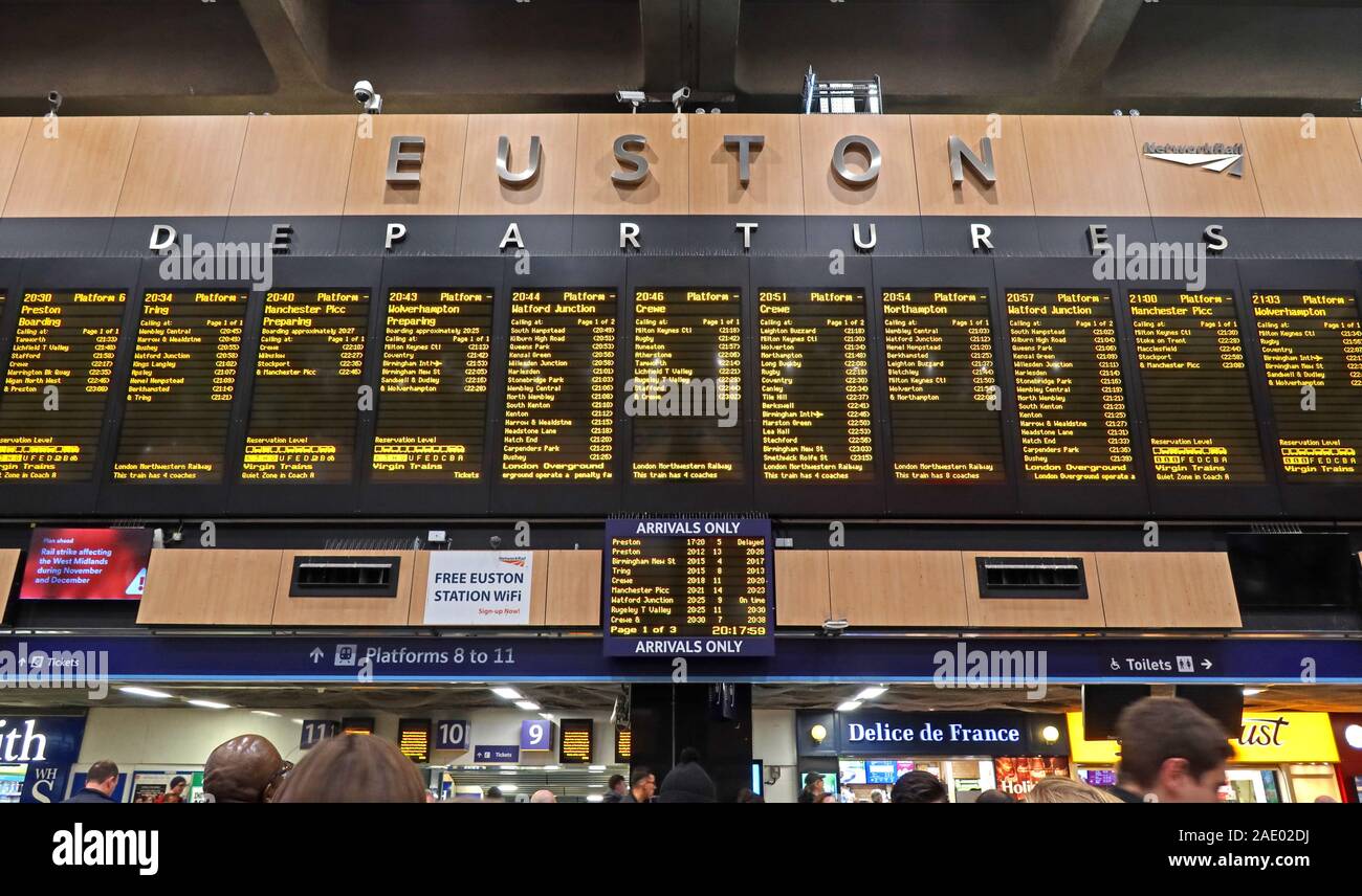 Euston Departures Board, stazione ferroviaria di Euston, Euston Road, North London, Camden, Inghilterra, Regno Unito, NW1 2DU Foto Stock
