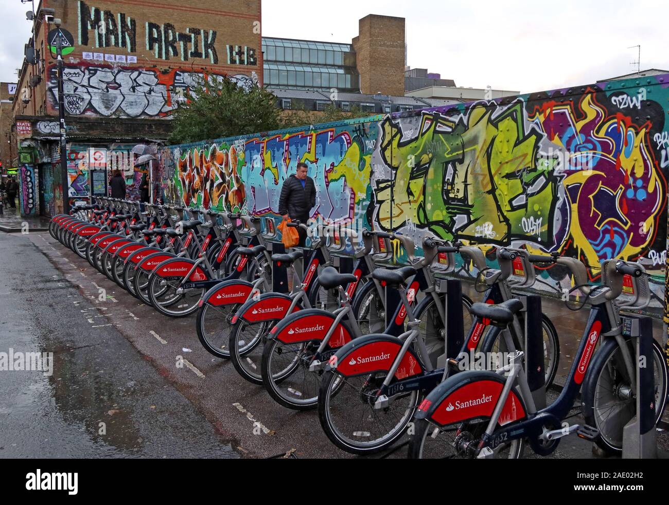 Le biciclette Santander, Boris Bike, parcheggiate alla fine di Shoreditch di Brick Lane, Londra, Inghilterra, Regno Unito Foto Stock