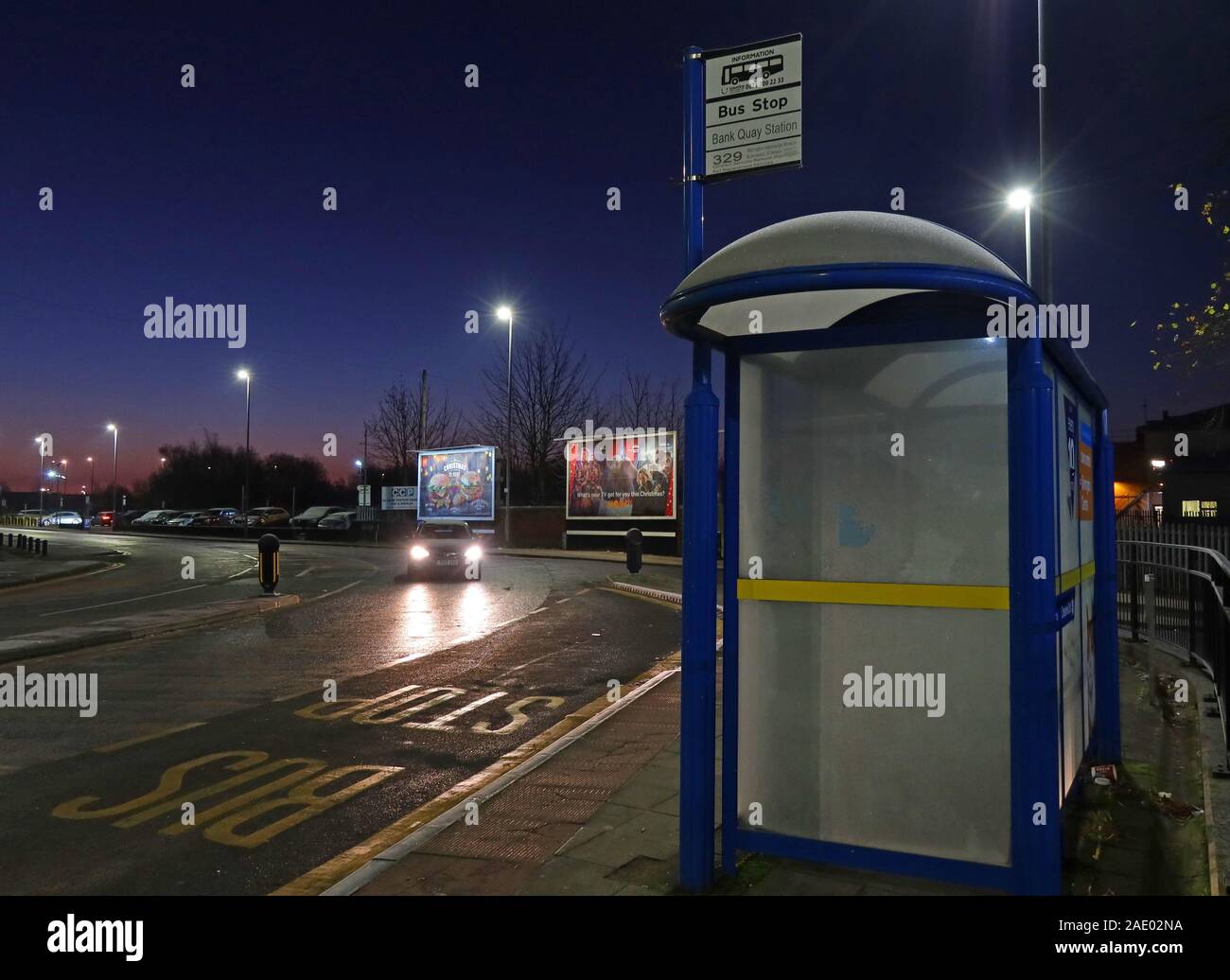 Fermata dell'autobus della stazione di Bank Quay, al tramonto, Warrington, Cheshire, Inghilterra, Regno Unito, WA1 - per servizi di sostituzione ferroviaria Foto Stock